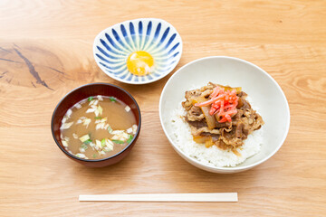 テーブルに牛丼