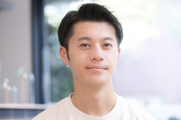 爽やかなハンサムな男性の正面のクローズアップ
