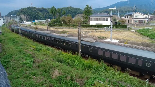 筑紫野市の鹿児島本線を走る特急列車