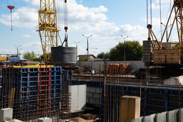 Construction of reinforcement for pouring the foundation.