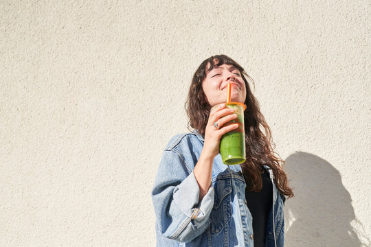 Friends drink boba at outdoor table 