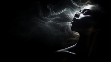 Obraz premium weibliches Beauty Model in sinnlicher Pose mit Nebel/ Rauch und Lichteffekten. Low Key Portrait bei dramatischem Licht. Querformat 16:9 Format. Generative Ai.