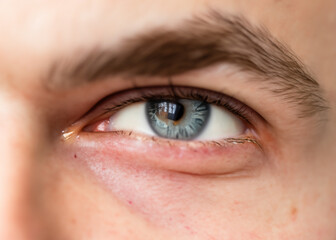 Obraz premium 未来を見通すビジネスのイメージフォト 白人男性の目、虹彩、瞳のマクロ撮影 クローズアップAI生成画像