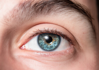 未来を見通すビジネスのイメージフォト　白人男性の目、虹彩、瞳のマクロ撮影　クローズアップAI生成画像