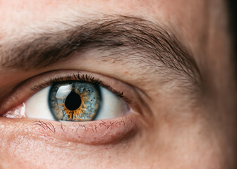 未来を見通すビジネスのイメージフォト　白人男性の目、虹彩、瞳のマクロ撮影　クローズアップAI生成画像
