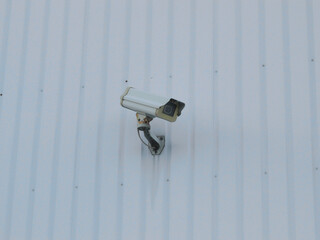 壁に設置された監視カメラ。
日本で一般的な監視カメラの一つ。