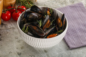 Tasty mussels in the bowl