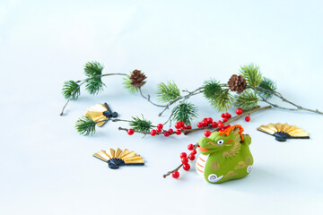 日本の正月　干支の辰と赤い実と扇と松（造花）のデザイン（白い背景）