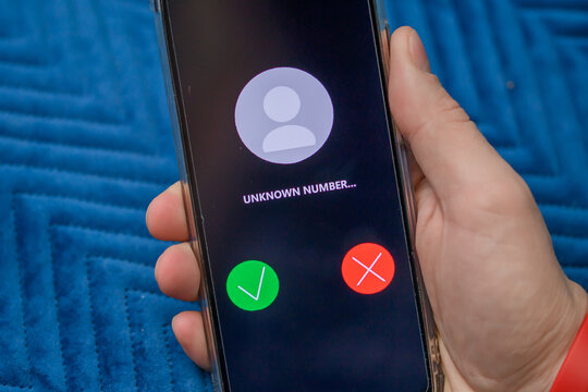 Zbliżenie na telefon kom&oacute;rkowy, dzwoni nieznany numer