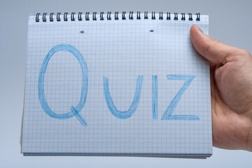 Quiz, jedno słowo napisane na kartce papieru w notesie