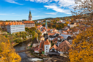 View of historical center of Cesky Krumlov town on Vltava riverbank on autumn day, Czechia. - obrazy, fototapety, plakaty