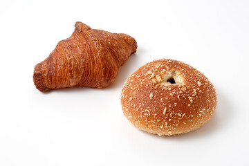 焼きたてで美味しそうなカレーパンとクロワッサン