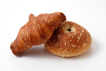 焼きたてで美味しそうなカレーパンとクロワッサン