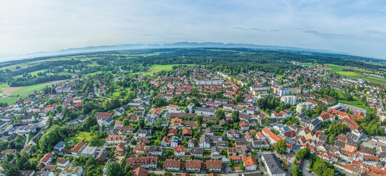 Panoramablick &uuml;ber Grafing bei M&uuml;nchen zum Alpenrand in Oberbayern