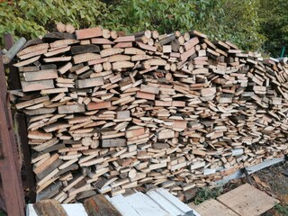geschnittenes Brennholz, aufgeschlichtet auf einen Haufen