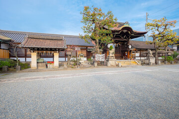 Kyoto, Japan - March 31 2023: Rokusonno shrine built in 963, enshrines MInamota no Tsunemoto the 6th grandson of Emperor Seiwa. It's one of the best cherryblossom viewing spots in Kyoto - obrazy, fototapety, plakaty