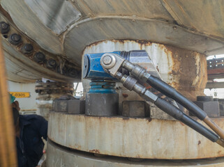 Open hard and large bolts using tools HYTORC - Hydraulic Torque Wrench HYTORC