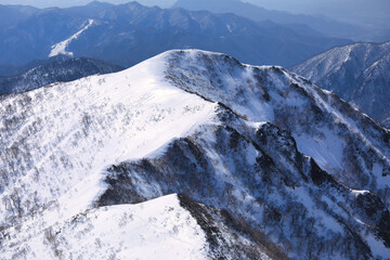 雪を纏った谷川連峰の稜線