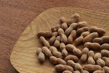 皿の上のたくさんのピーナッツ