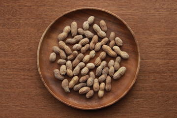 皿の上のたくさんのピーナッツ