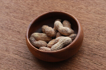 木の器に入ったピーナッツ