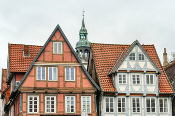 Historische Fachwerkhäuser und Kirchturm in Celle