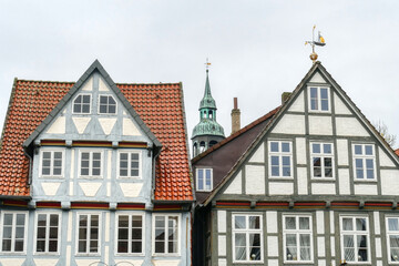 Historische Fachwerk-Fassaden und Kirchturm in Celle