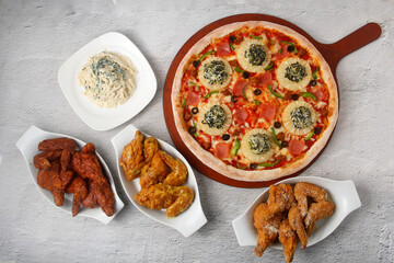 Freshly cooked Pizza with assorted toppings