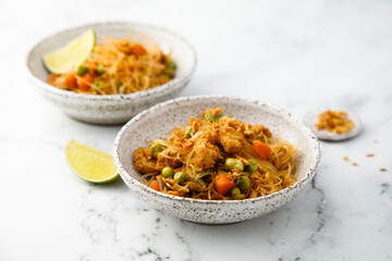 Noodles with chicken and vegetables
