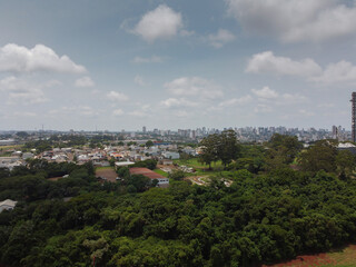 Fototapeta premium VEGETAÇÃO COM CASCAVEL-PR NO HORIZONTE