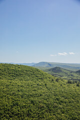 Obraz premium beautiful scenic nature dense forest on the mountains sky travel hiking