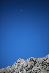 montagne de la saint victoire en provence avec ciel bleu