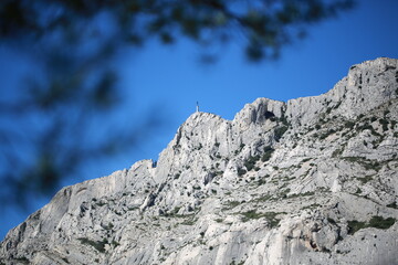 paysage de la provence avec pin d'alep et croix de la montagne de la sainte victoire 