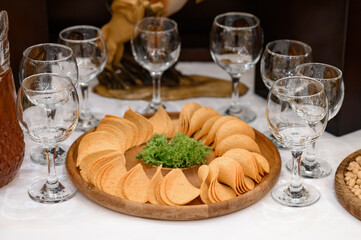 Chips and empty glass glasses on the table.