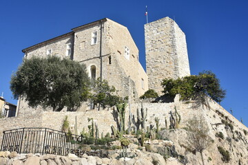 France, côte d'azur, Antibes, le château Grimaldi est classé monument historique, en 1946 Pablo Picasso y avait installé son atelier. Un jardin exotique a été récemment créé à son pied.