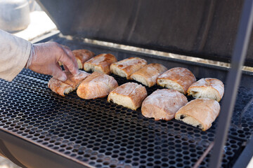 The process of frying the bread slices on the grill (mangal)