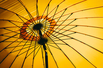 Arrière plan perspective et lignes tissu d'un parasol 