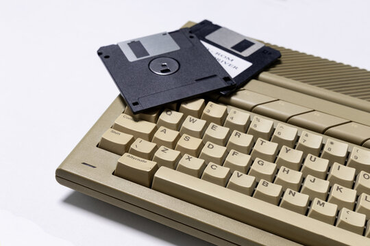 Old 16-bit computers primitive computers from the 1980s and 1990s