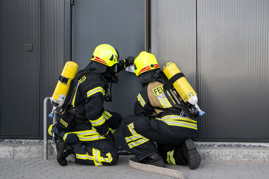 Feuerwehrm&auml;nner unter Atemschutz - Feuerwehr