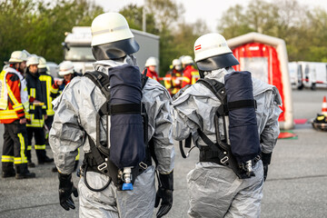 Feuerwehrmänner in Chemikalienschutzanzügen - Feuerwehr 