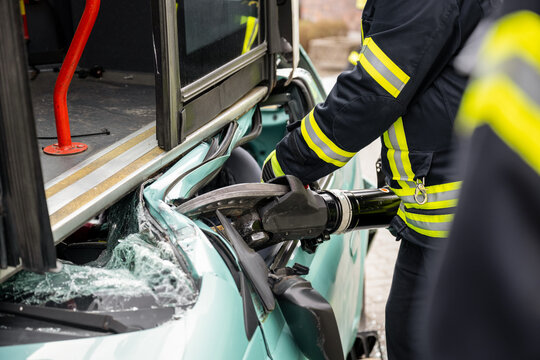 Feuerwehr mit hydraulischem Rettungsger&auml;t an einem Unfallort