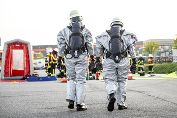 Feuerwehrmänner in Chemikalienschutzanzügen - Feuerwehr 