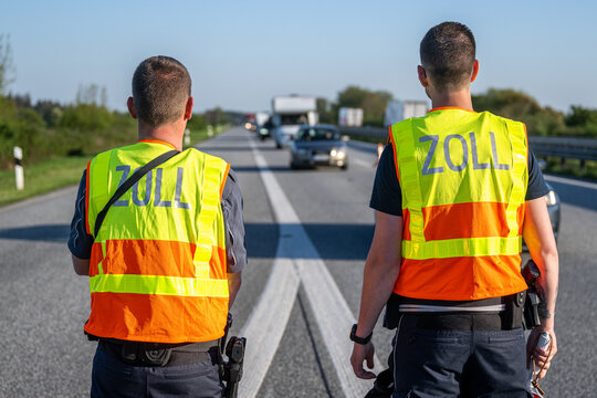 Zollbeamte kontrollieren ein Auto - Zoll im Einsatz