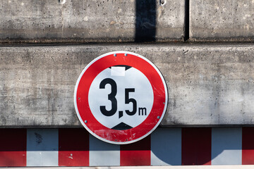 Verkehrszeichen an einer Unterführung warnt vor Höhe von 3,50 m