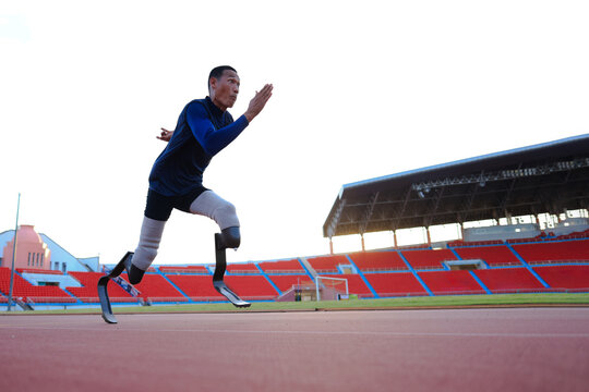 disabled male athlete with a running blade ready to start a run