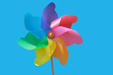 Ein Windrad aus Kunststoff mit einem Holzstiel. Ein Kinderspielzeug.
