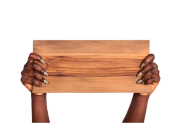 Mulher negra segurando placa de madeira vazia. Mãos femininas negras exibindo uma placa de madeira. 