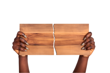 Mulher negra segurando placa de madeira rachada vazia. Mãos femininas negras exibindo uma placa de madeira quebrada.