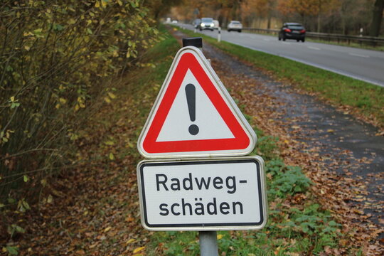 Warnschild besch&auml;digter Radweg, Gefahr f&uuml;r Radfahrer