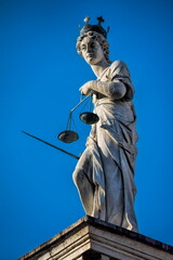 udine, italien - statue der justitia auf der piazza della liberta